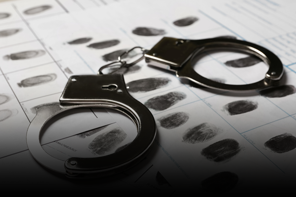 ¿Cuánto tiempo permanece un delito grave (Felony) en sus antecedentes penales en Carolina del Norte?