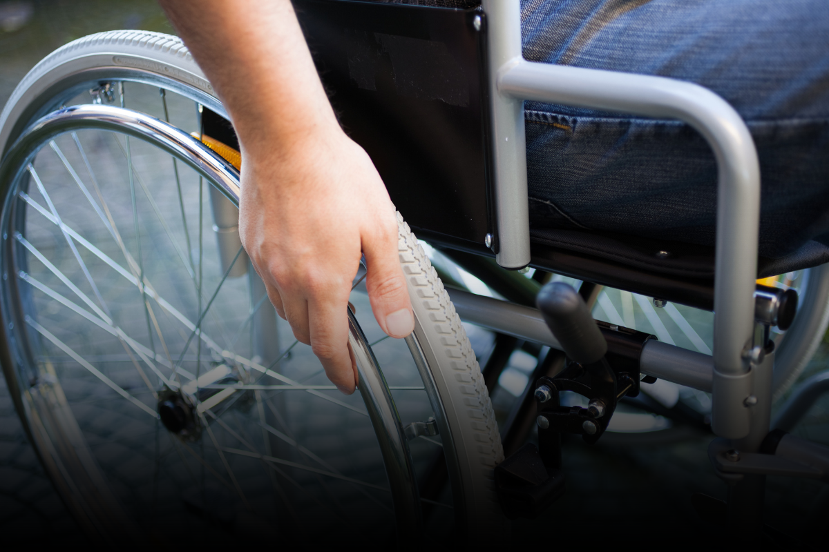 ¿Cuál es la pena por agredir a una persona con discapacidad en Carolina del Norte?