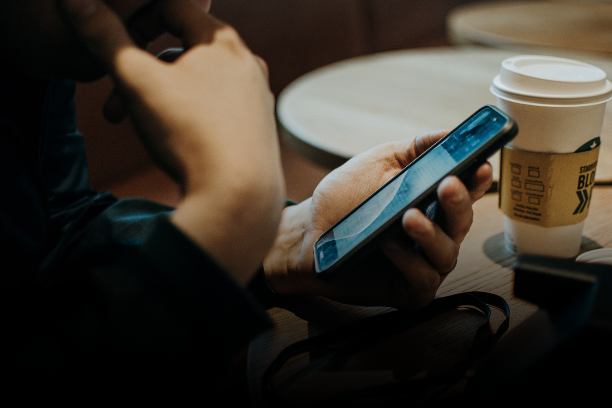 ¿Pueden los mensajes de texto o DMs amenazantes llevar a cargos de asalto en Minnesota?