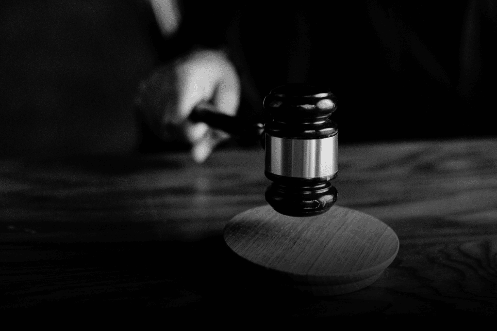 defensa de cargos por violencia doméstica Carolina del Norte sin lesiones