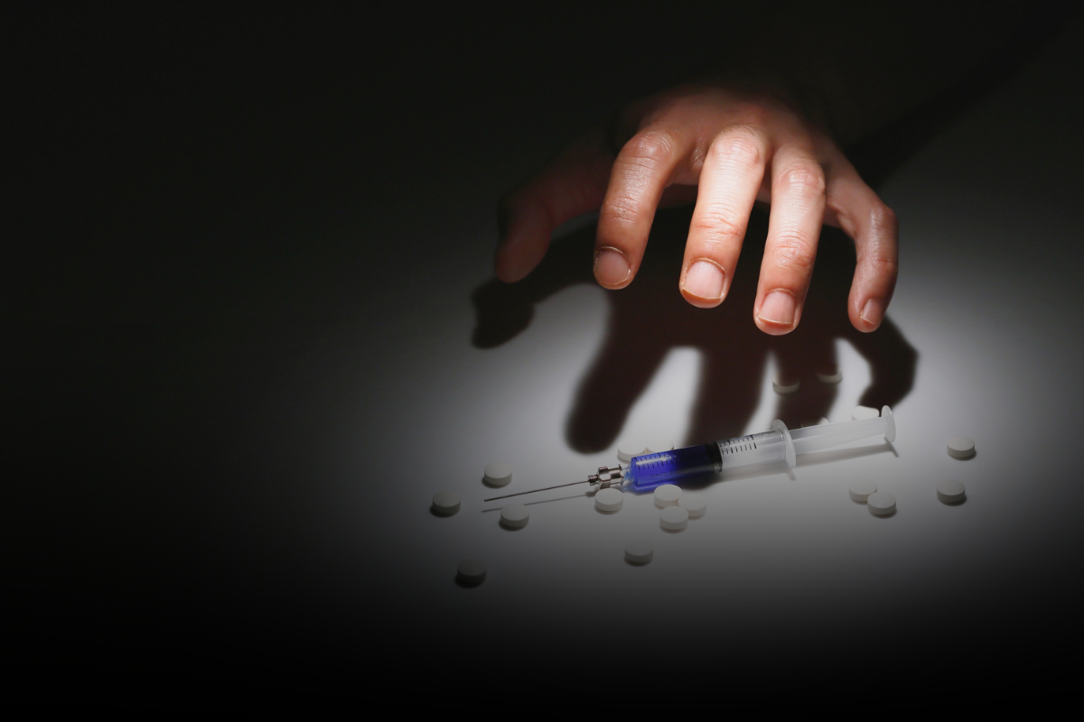 Posesión Constructiva en Casos de Drogas en Carolina del Norte: Autos, Compañeros de Cuarto y Áreas Comunes